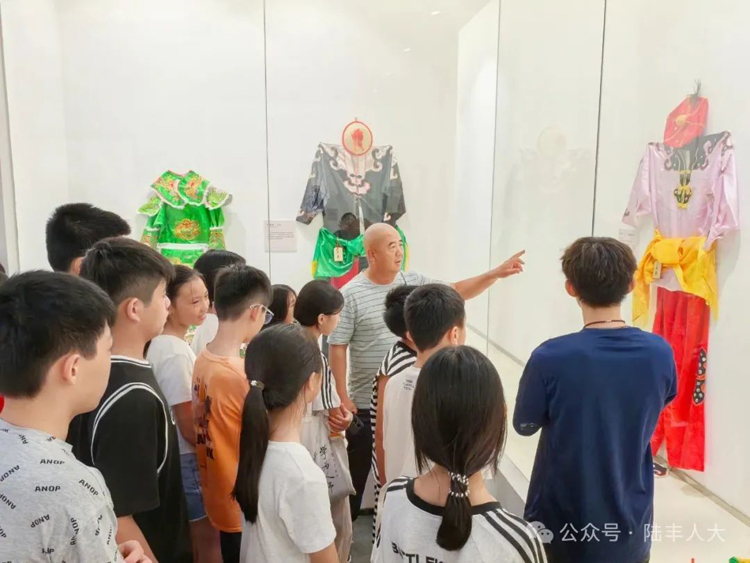 2【凤凰新闻】察民情惠民生助力百千万·人大代表在行动：代表履职传授甲子英歌 非遗传承点亮七彩童年